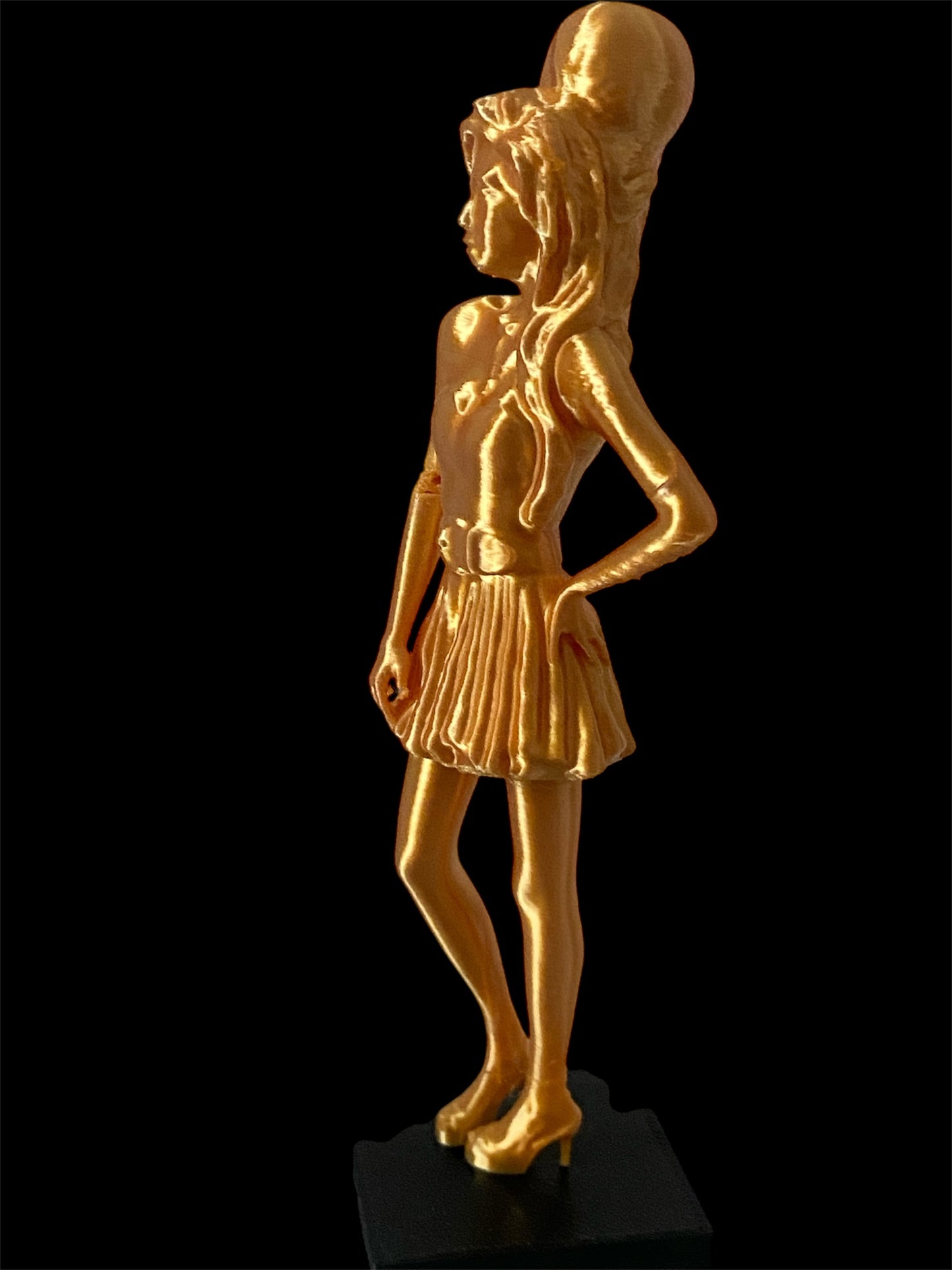 "Stunning Amy Winehouse Figurine in Black and Gold"