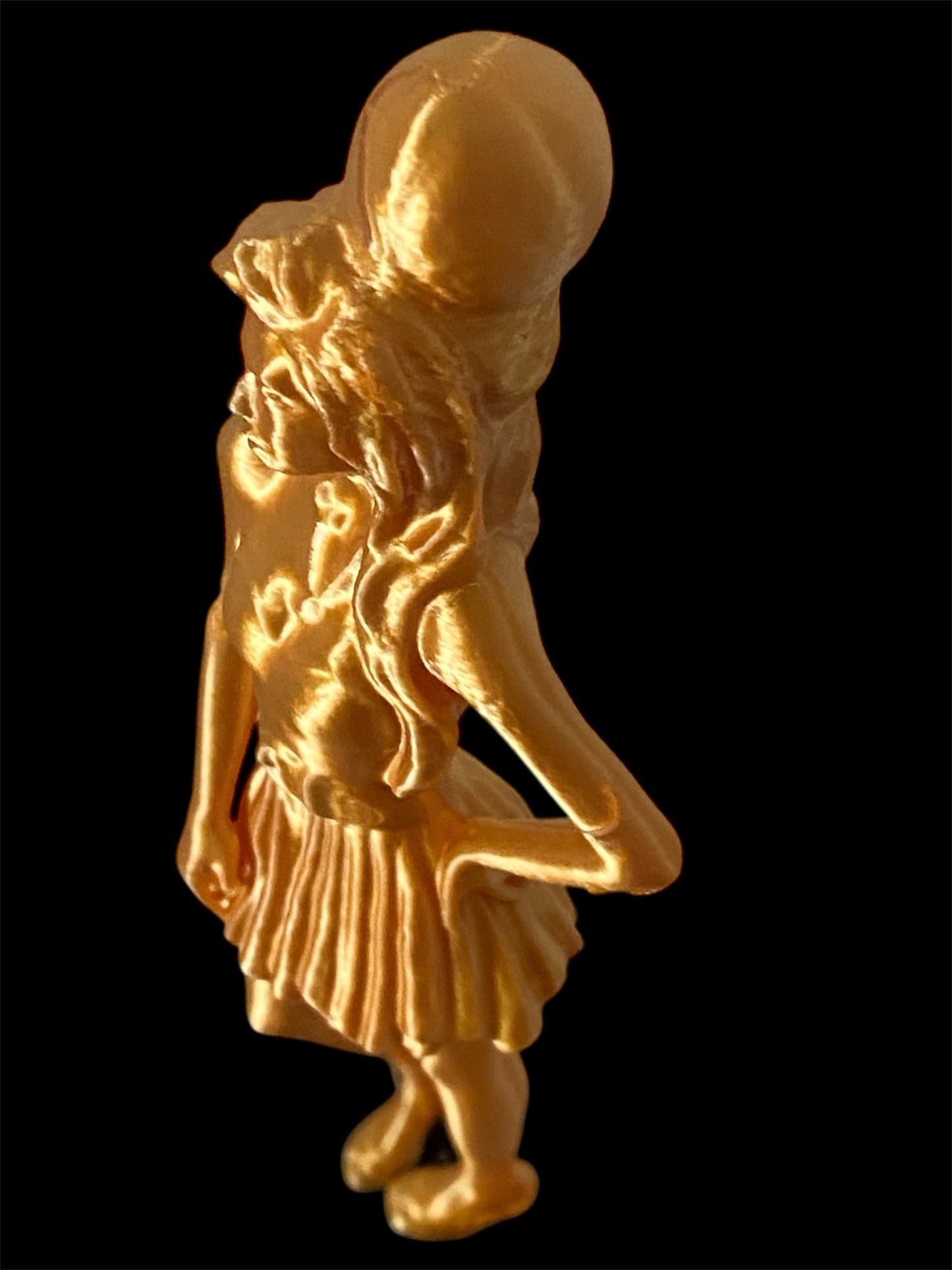 "Stunning Amy Winehouse Figurine in Black and Gold"